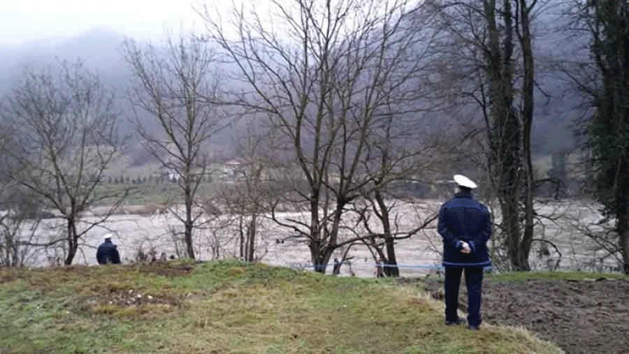 Dvojica radnika upala u rijeku Bosnu, u tijeku potraga