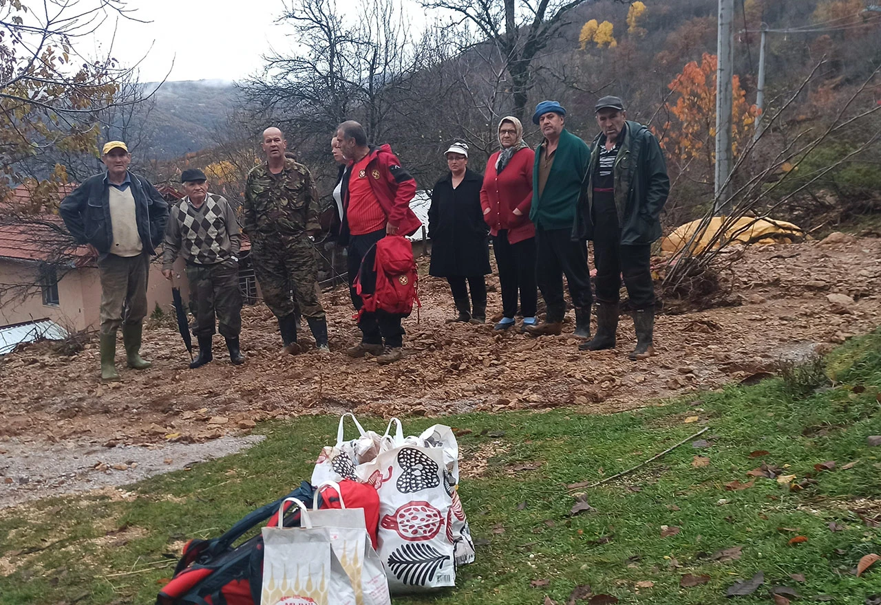 Spasioci uspjeli doprijeti do Hotovlja, evakuirali stariju osobu
