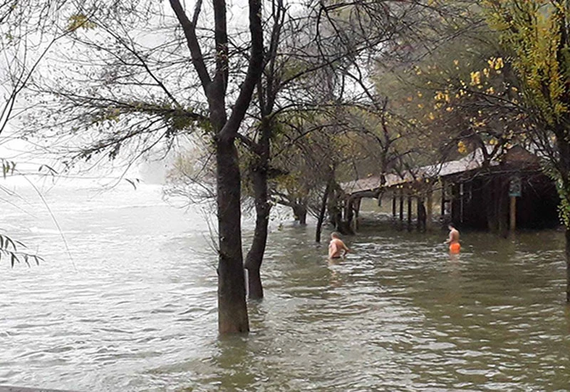 VIDEO | Kupali se na Kravici usred poplave i visokog vodostaja