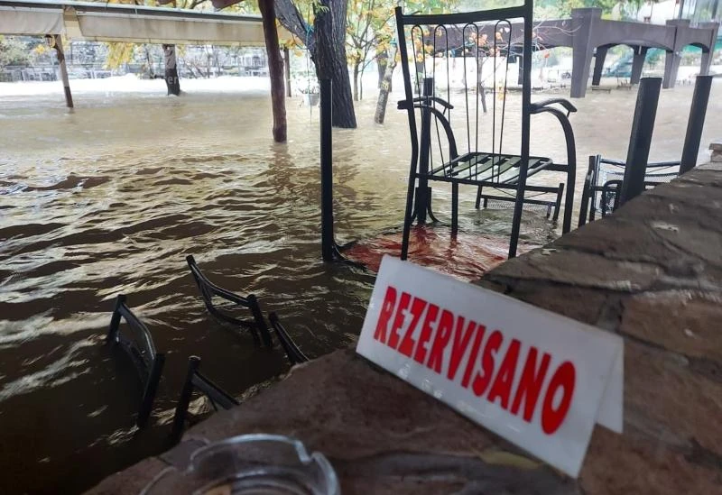 Posljedice nevremena: Ispumpavanje vode, izvlačenje auta s ceste na Buni