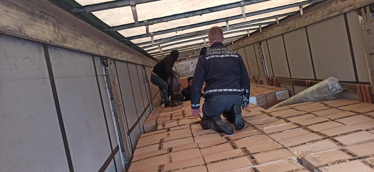Ilegalni migranti otkriveni u tovarnom prostoru teretnih vozila