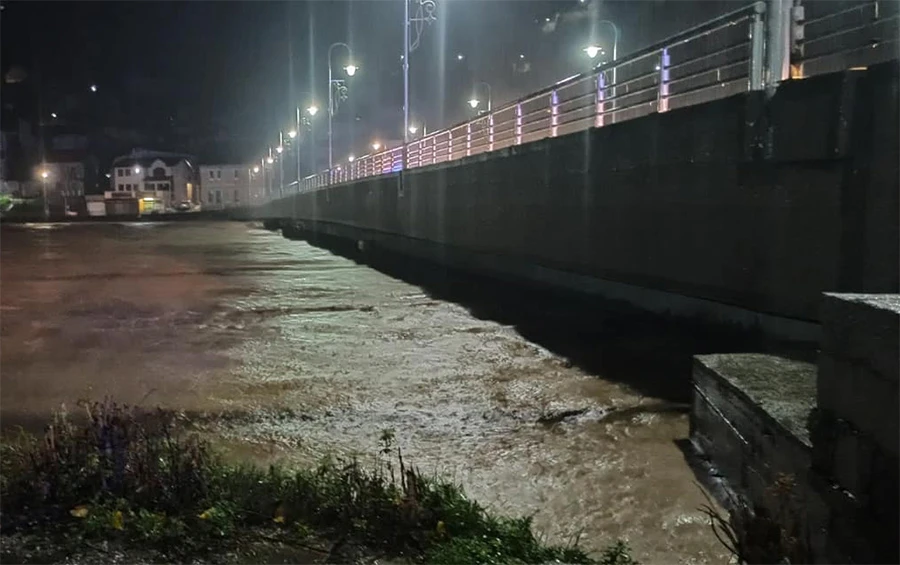 Izlila se Neretva kod Konjica, ugroženi stambeni objekti kod Jablanice
