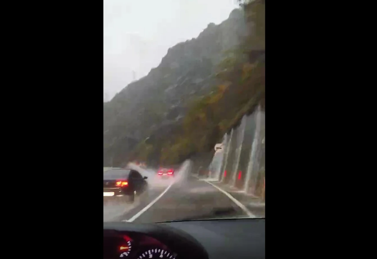VIDEO | Službeni automobil: Preko pune kroz 'vodopad'