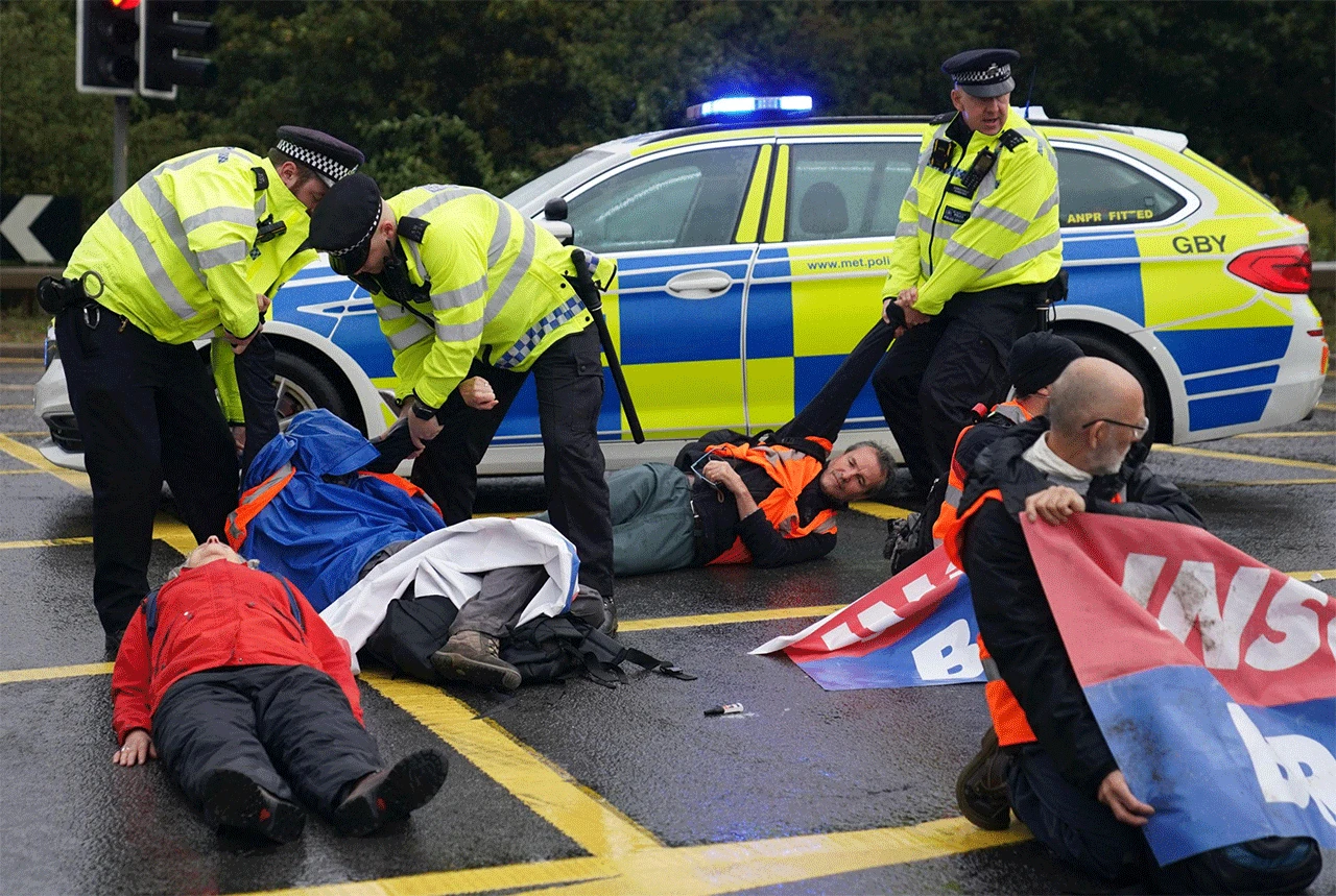 London: Prosvjednici blokiraju ulice ispred britanskog parlamenta