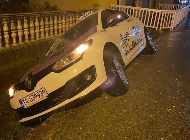 Mostar: Taxi vozilo završilo u kanalu