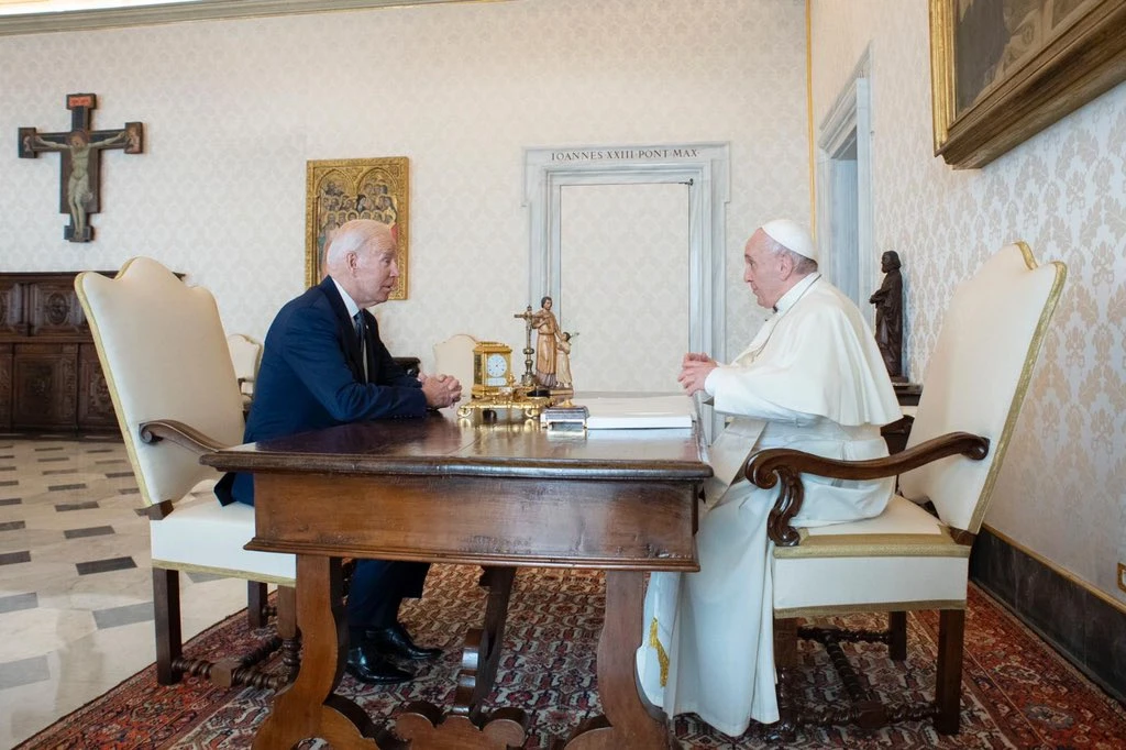 Joe Biden stigao u Vatikan u neuobičajenoj pratnji od više od 80 vozila