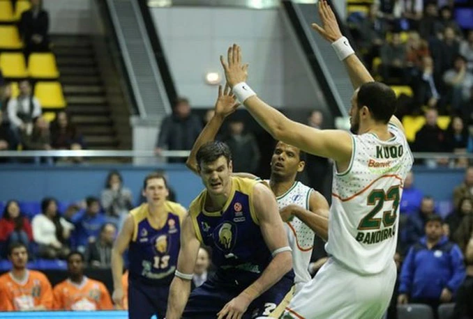 VIDEO | Trener Valencie napao suce u tunelu 