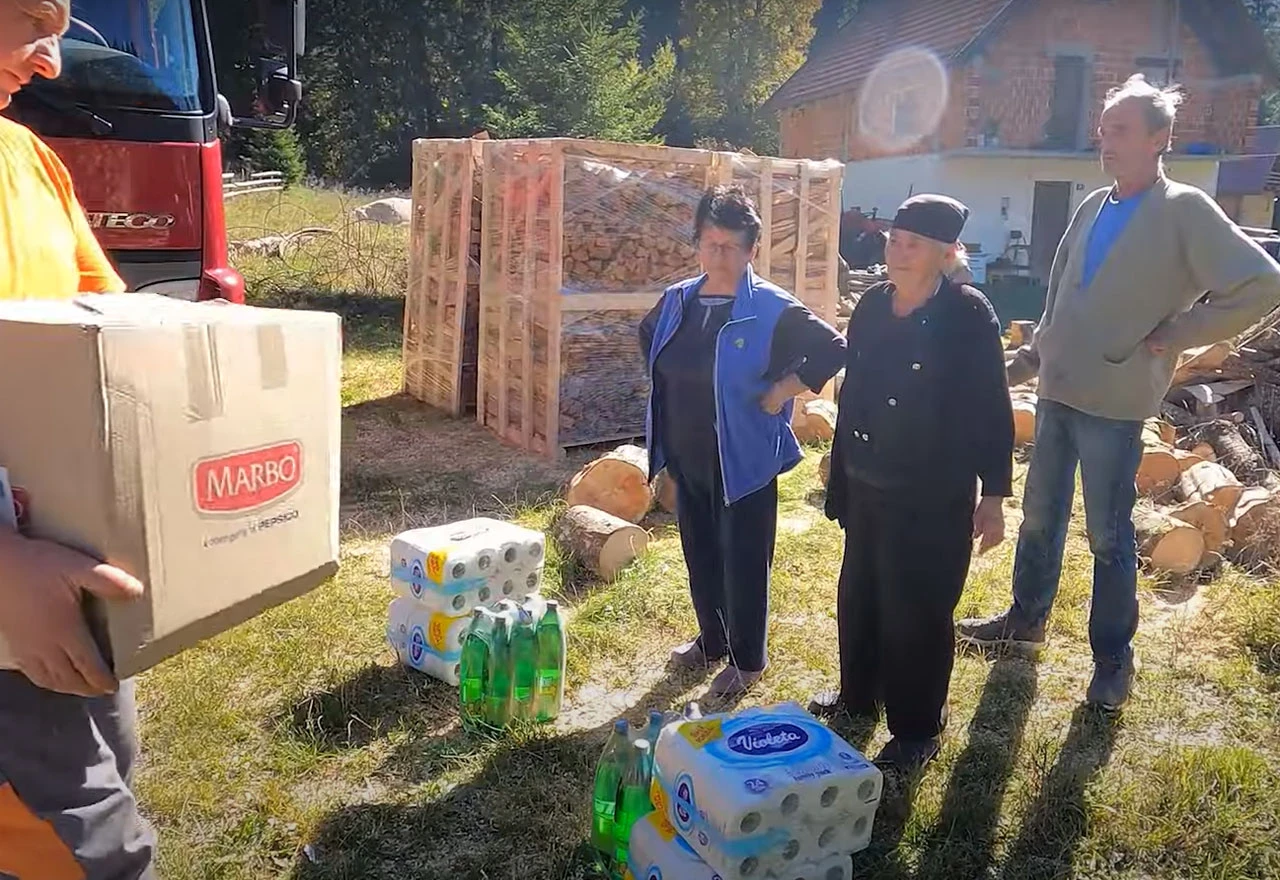Starice žive u šumi, a drva im stigla iz grada