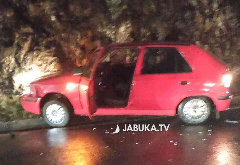 Škoda sletjela s ceste na Žovnici