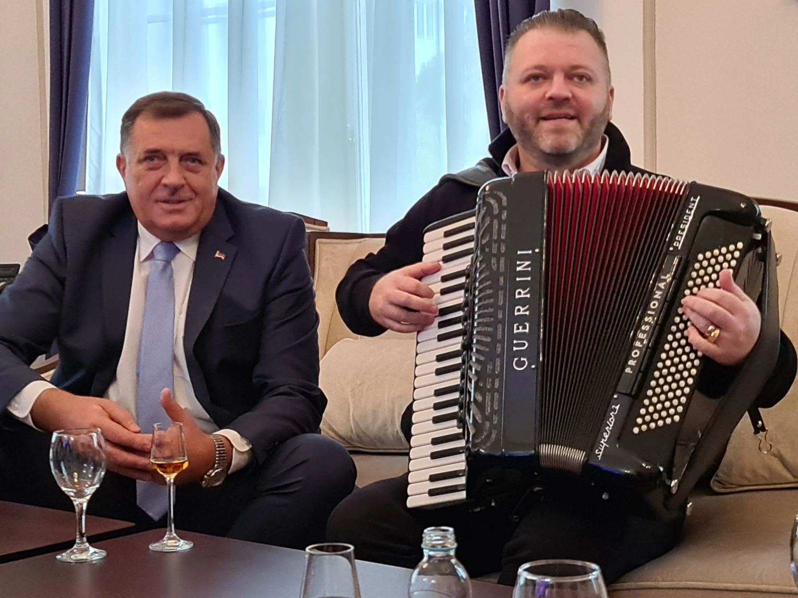 Pjevač, tamburaš i maneken