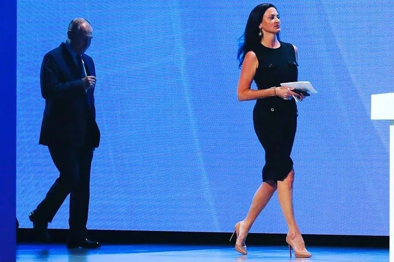 ''Voditeljica se oblizivala se i pokazivala noge da omete Putina"