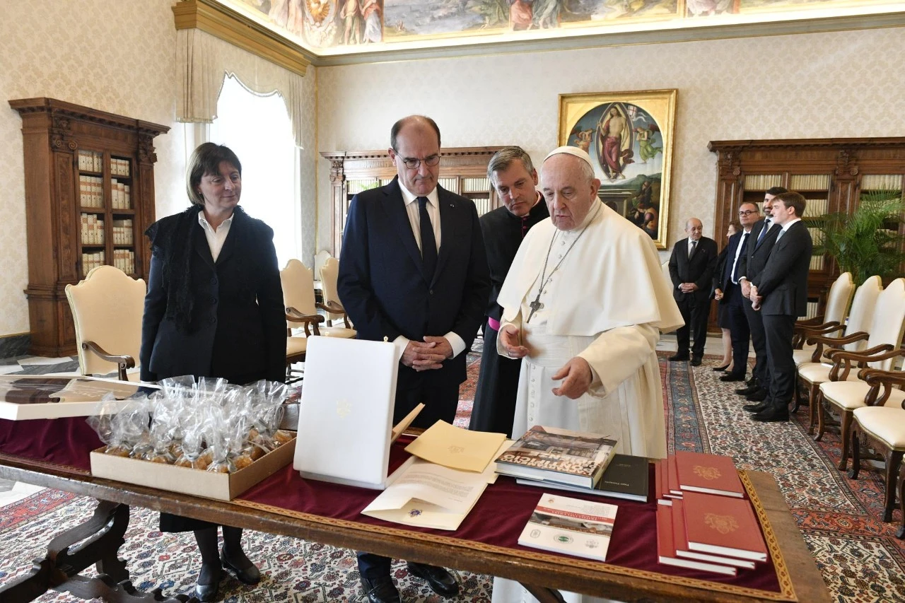 Papa Franjo dobio na poklon potpisan i uokviren dres Lionela Messija