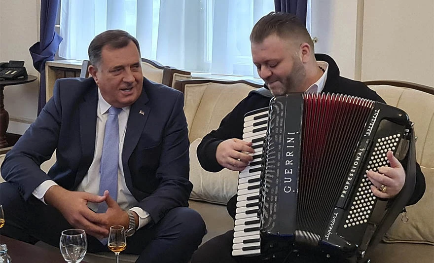 Dodiku u Predsjedništvu harmonikaš svirao ''Srpkinja je mene majka rodila''