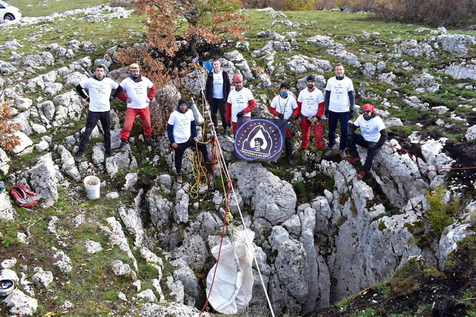 Tomislavgrad: Iz jame izvukli tonu smeća i otpada