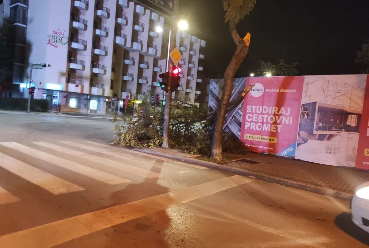 Mostar: Vjetar oborio stablo, 'bacao' i posude s cvijećem