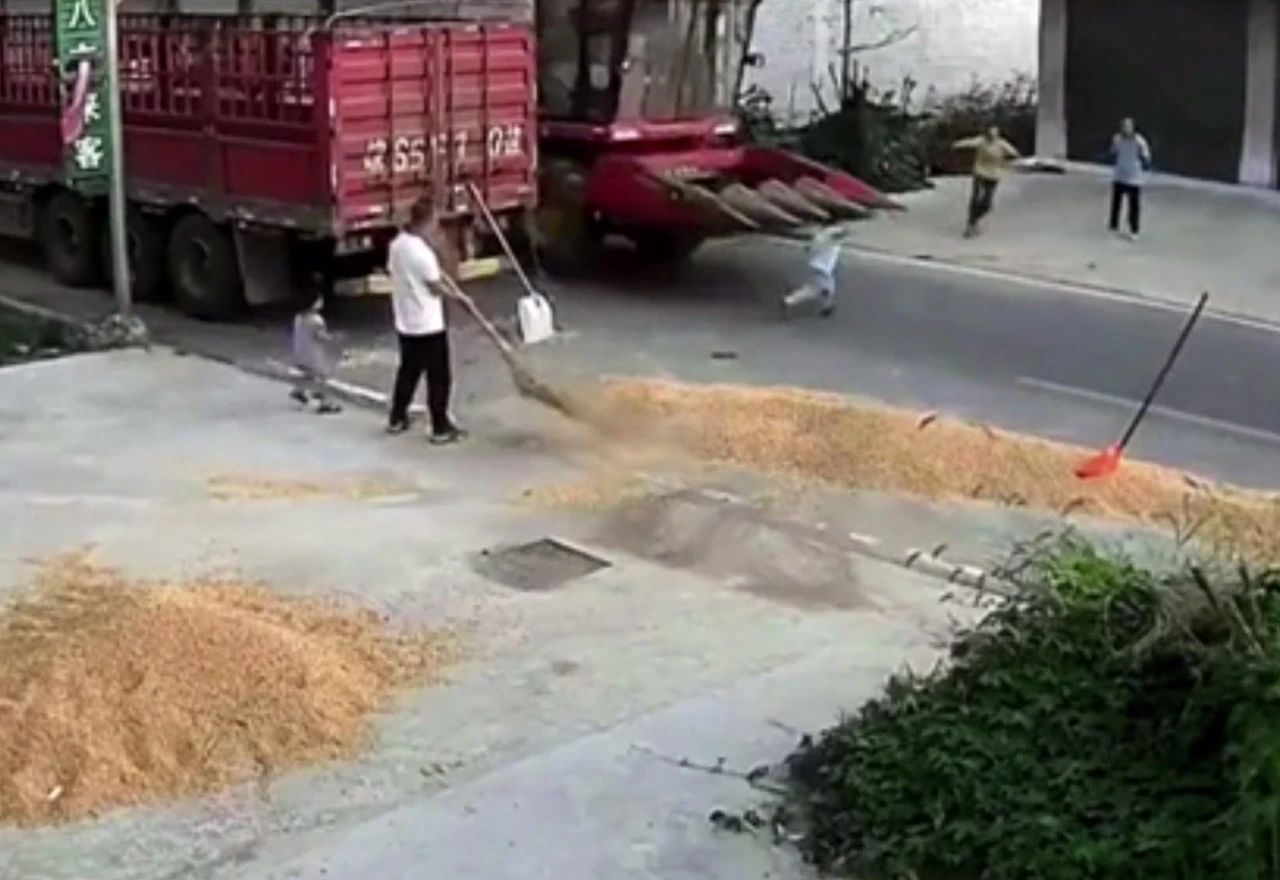 VIDEO| Nevjerojatne scene: Dječaka udario kombajn, zadobio samo lakše ozljede