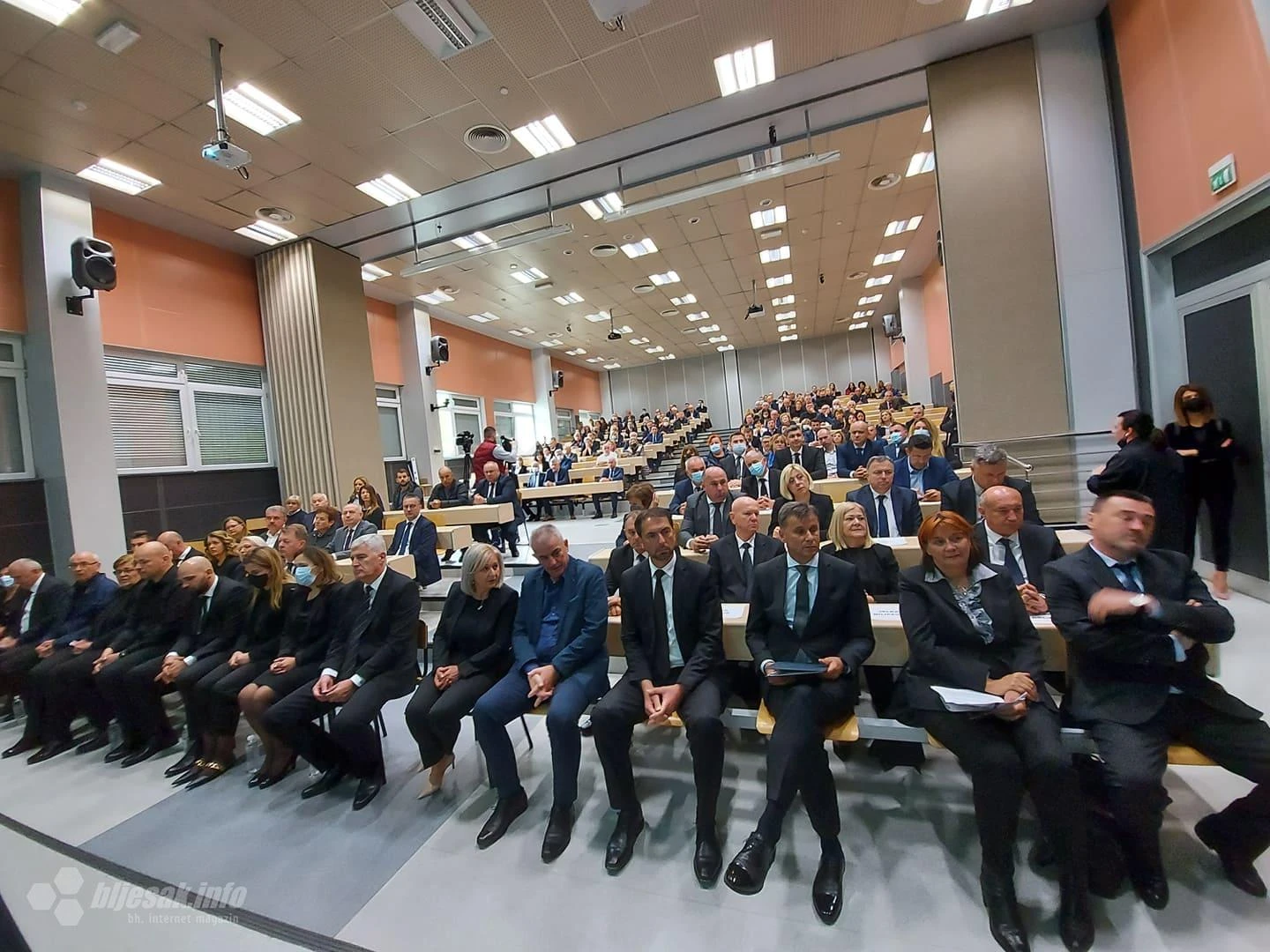 Prijatelji i kolege odali počast preminulom liječniku i ministru Vjekoslavu Mandiću