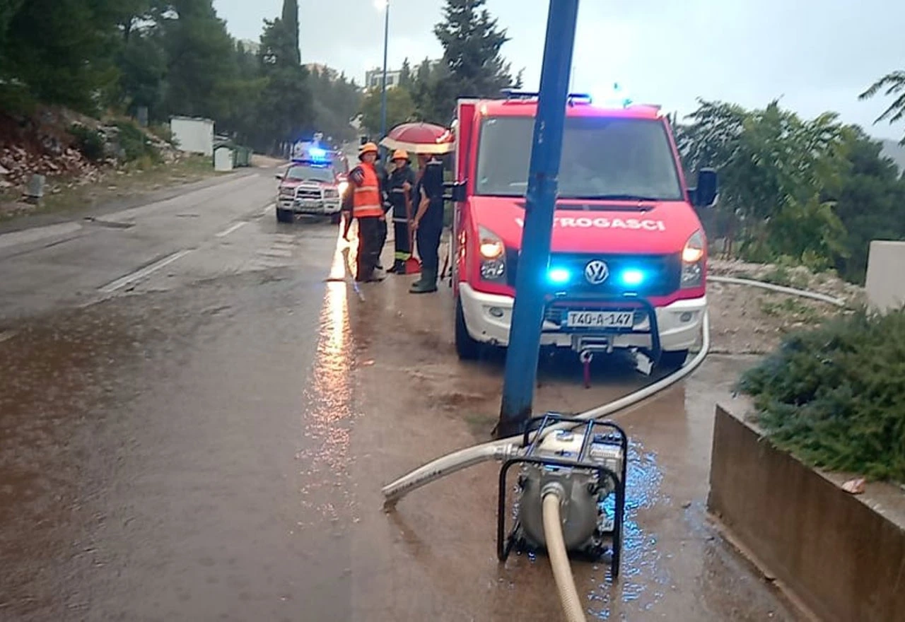 Kaotično u Neumu: Poplavljene ulice i garaže, na cestama odroni i pijesak