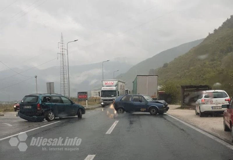 Kilometarske kolone na M-17 kod Mostara zbog sudara Golfa i Forda