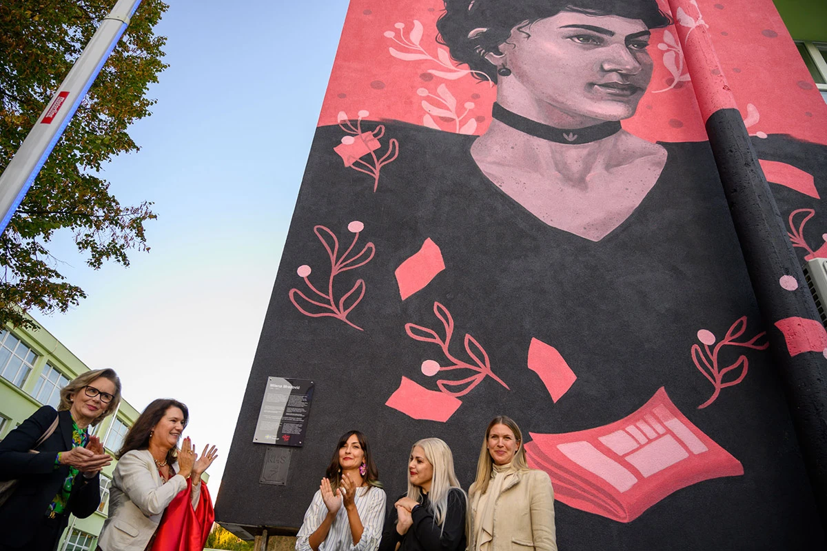 Otkriven mural Milene Mrazović, prve novinarke u BiH