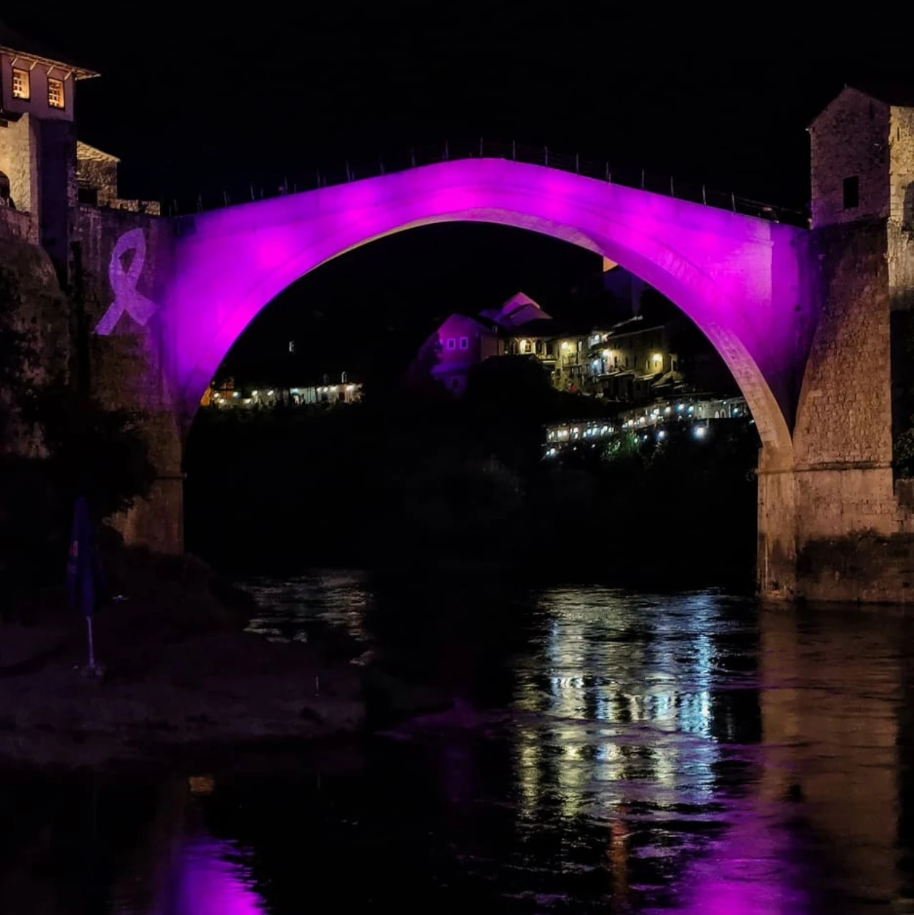 Bosna i Hercegovina obojena u ružičasto, osvijetljen i Stari most 