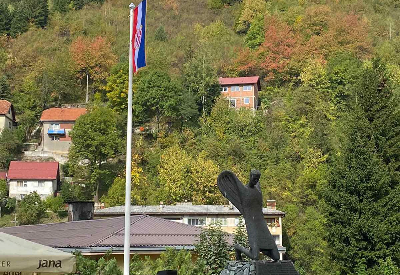 Vareš: Ponovno je u krugu crkve podignuta zastava hrvatskog naroda u BiH