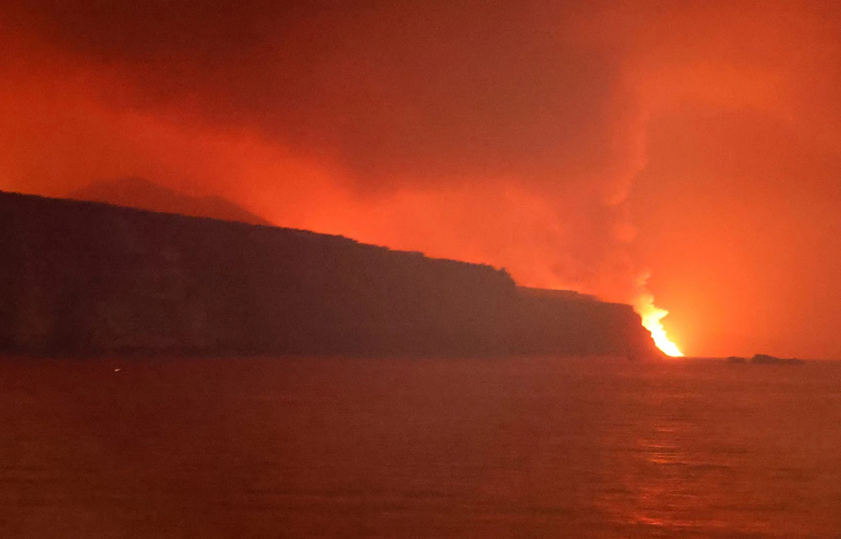 Lava iz vulkana La Palma stigla do mora, obitelji evakuirane