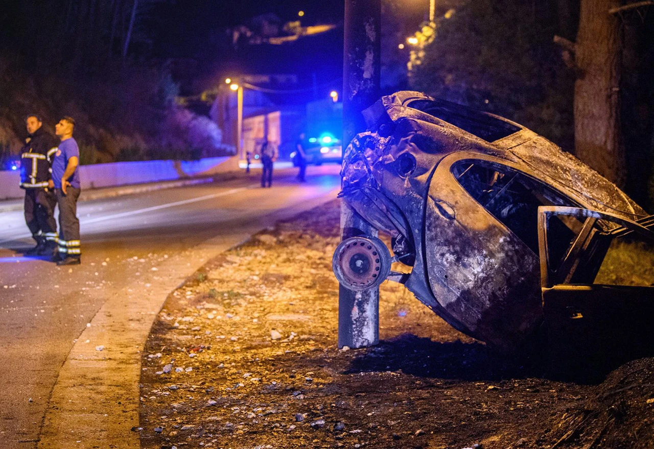 Pet mladića u vozilu udarili u stup; automobil se zapalio i izgorio