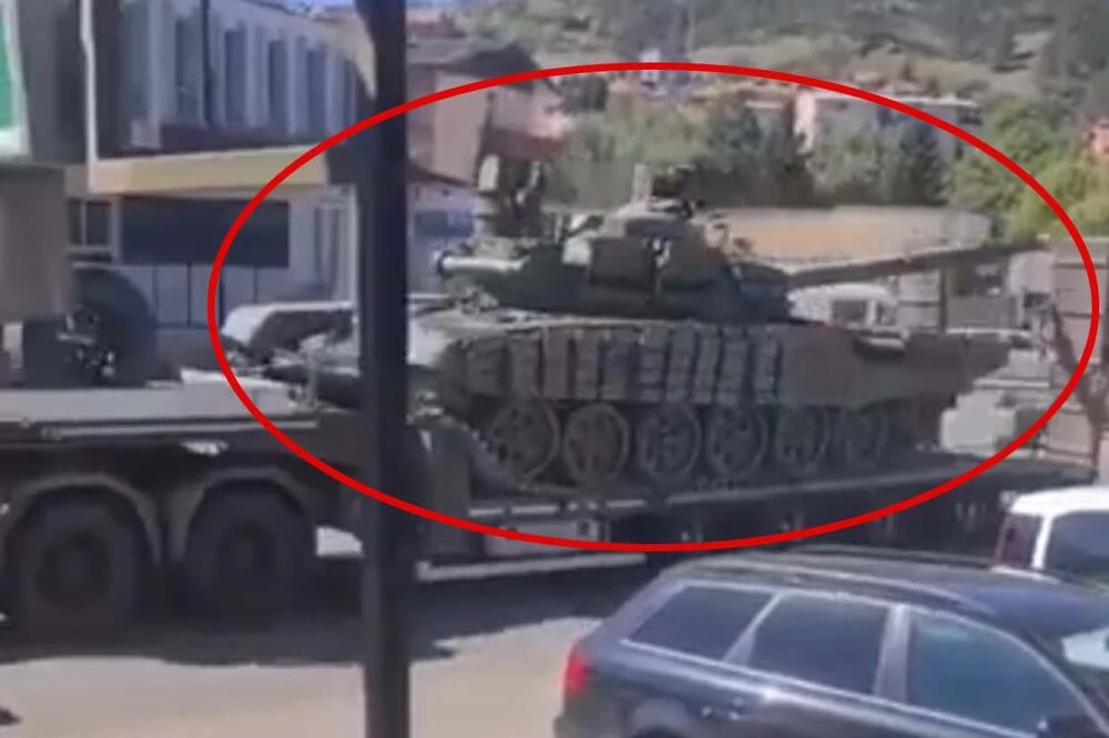 Vojska Srbije prebacuje tenkove na granicu s Kosovom