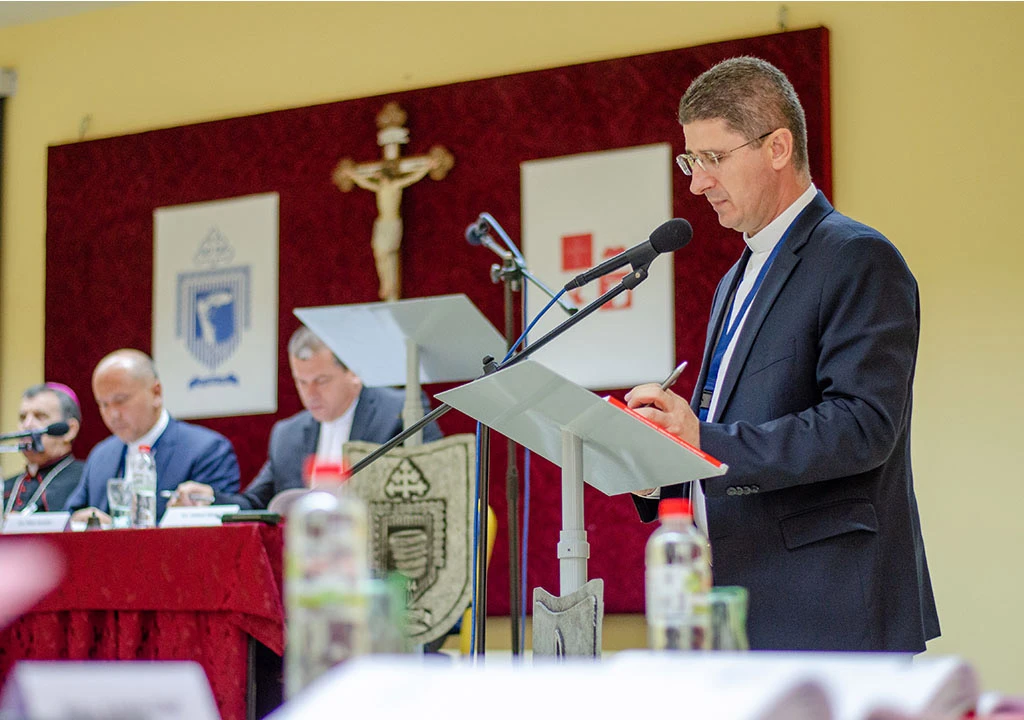 Sinoda Vrhbosanske nadbiskupije: Crkva mlade treba čuti i dati im povjerenje