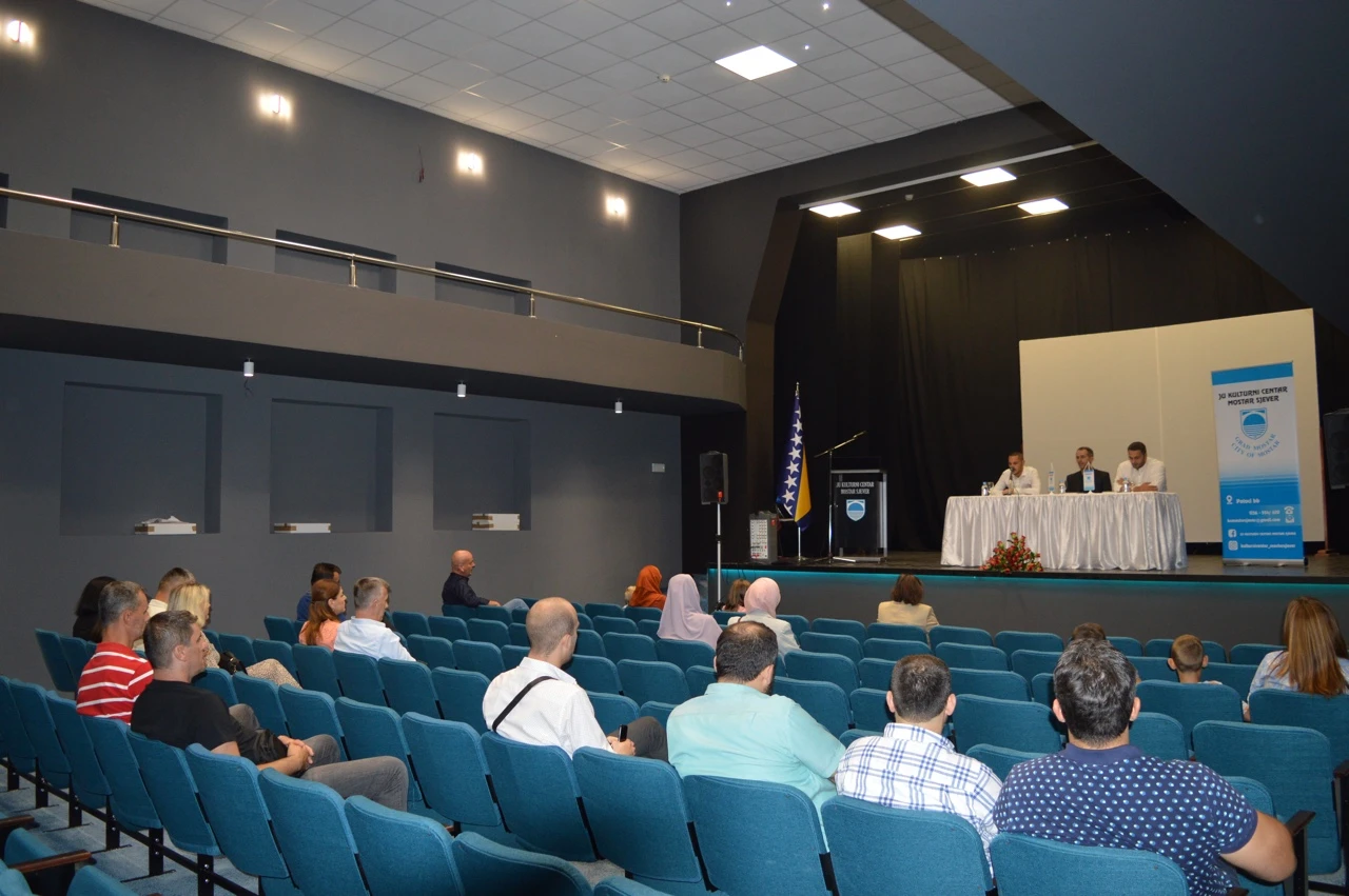 Mostar: Predstavljena knjiga 'Srebrenica, zaboraviti ne smijem, halaliti neću'