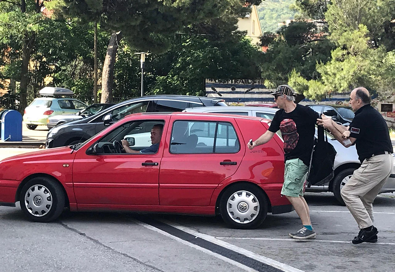 100 KM kazne za napad pred mostarskom Vijećnicom