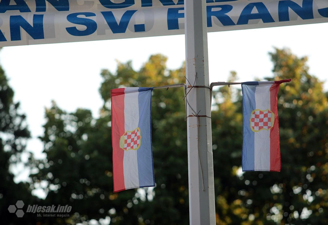 Čapljina ''okićena'' zastavama Herceg Bosne