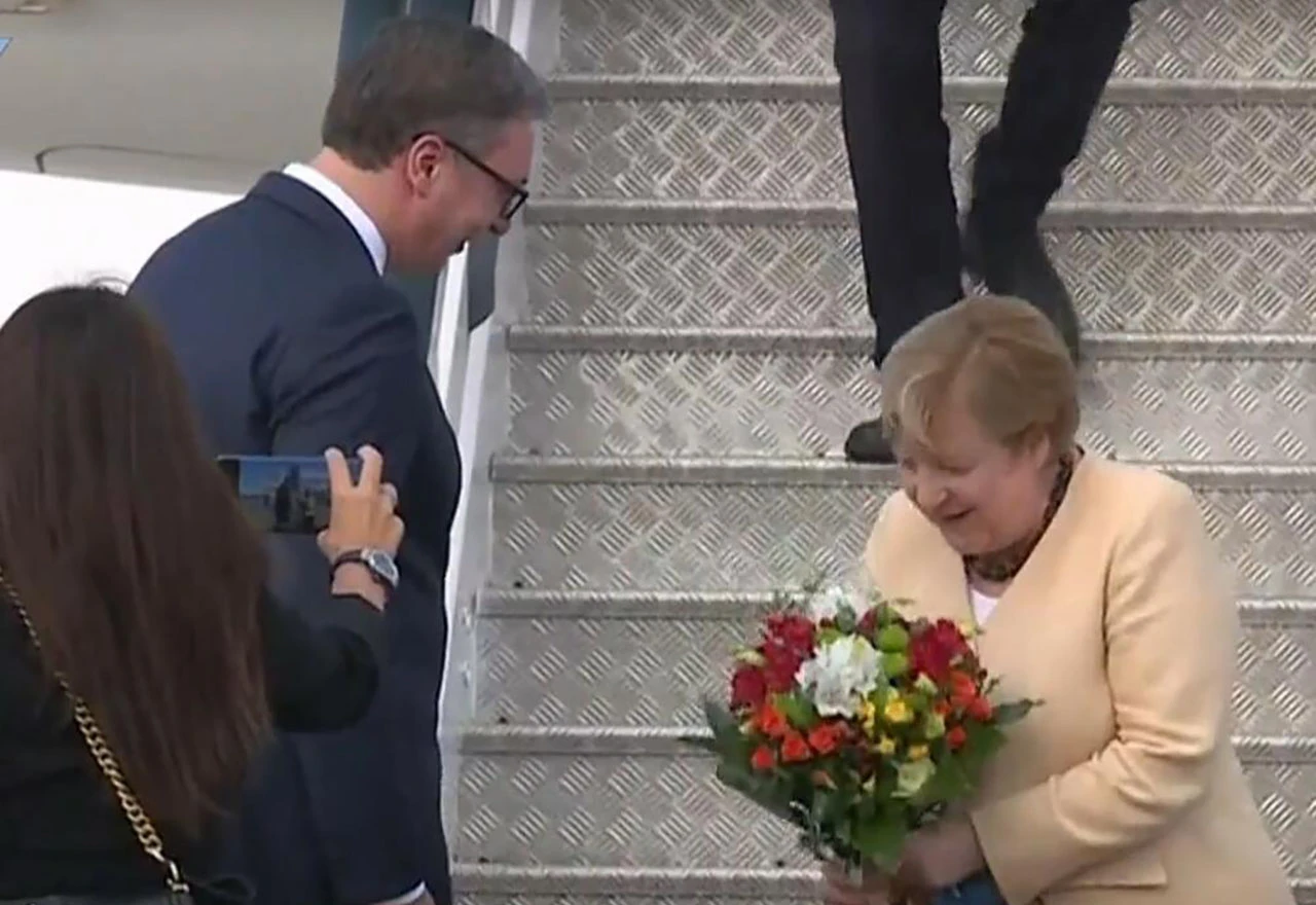 Merkel stigla u Beograd, dočekao je Vučić