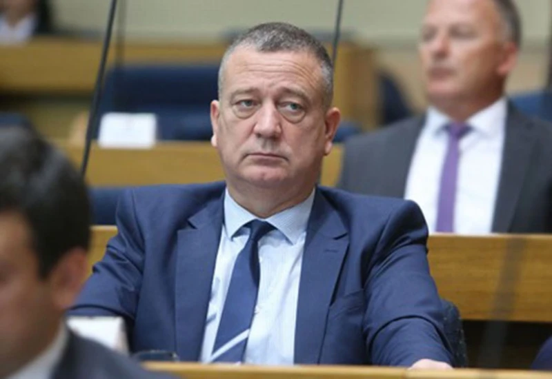 Zastupnik u šest mjeseci promijenio tri stranke 
