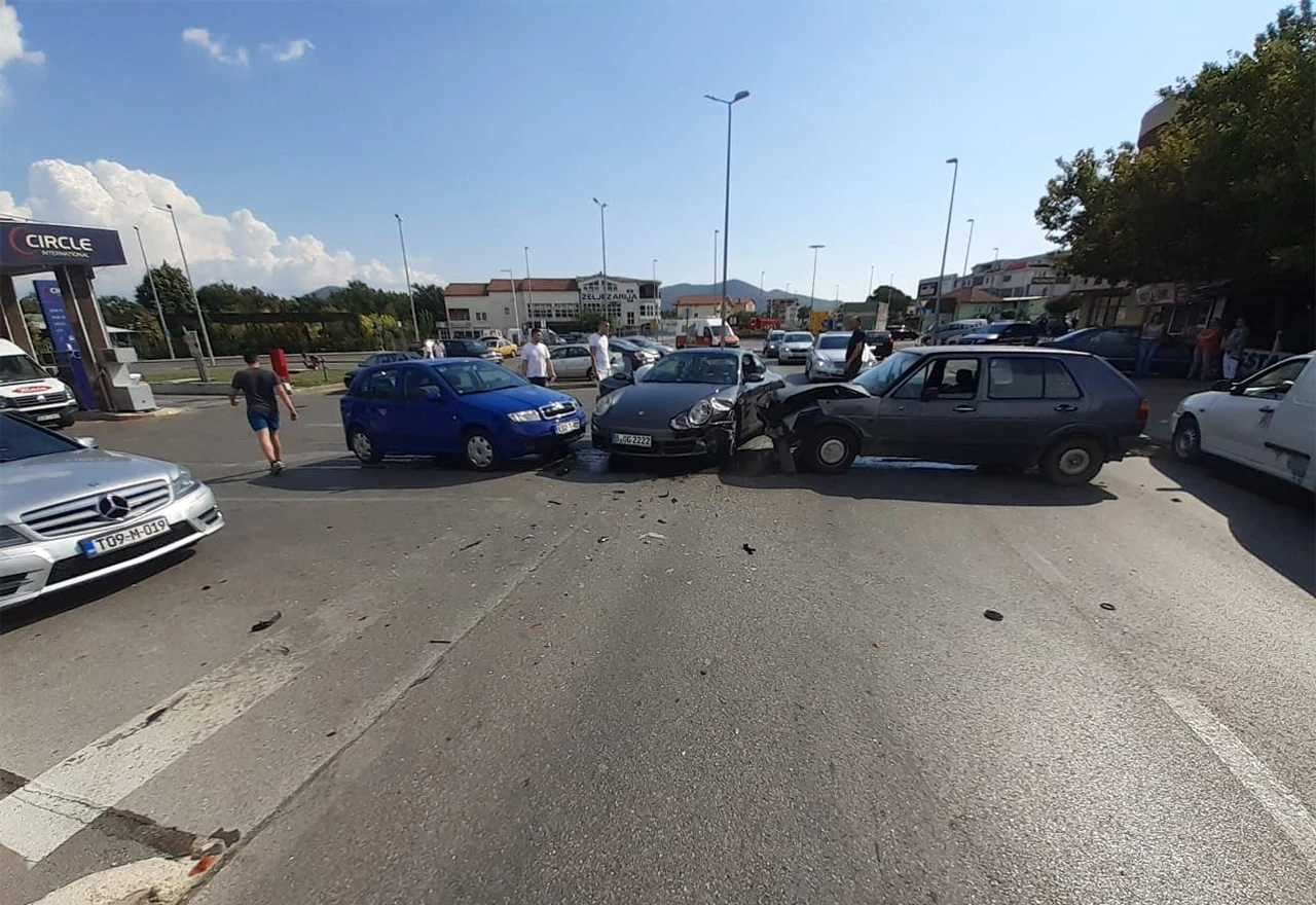 Lančani na Tromeđi: Sudarili se Porsche, Fabia i 'dvojka'