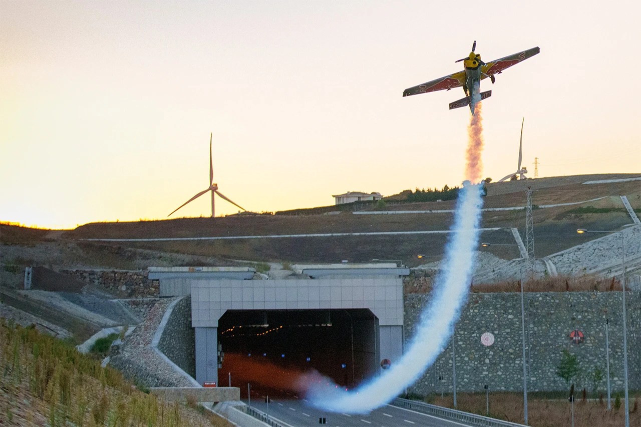 Talijan Dario Costa postao prvi čovjek koji je avionom letio kroz tunel