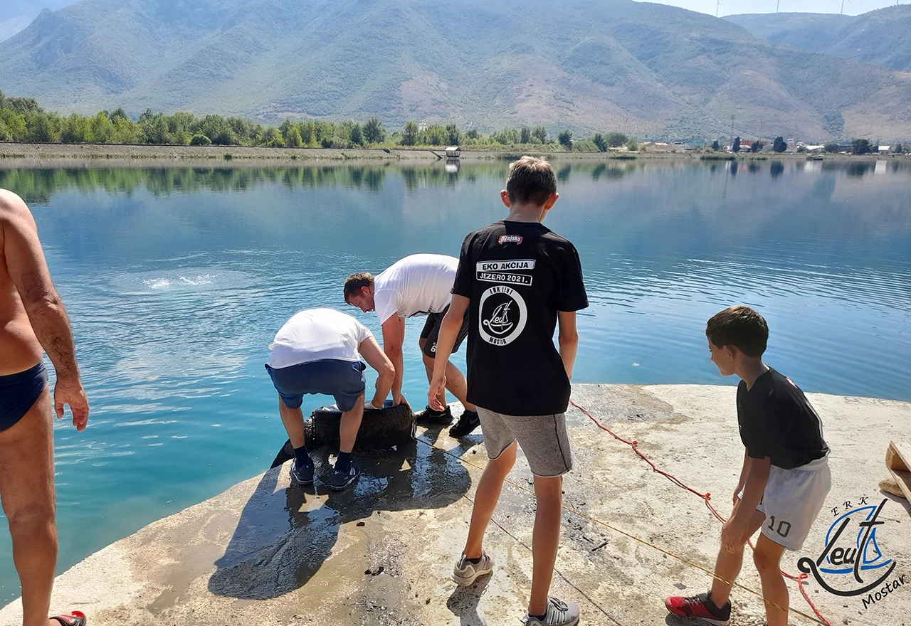 Iz Mostarskog jezera izvučeno 'brdo' smeća 