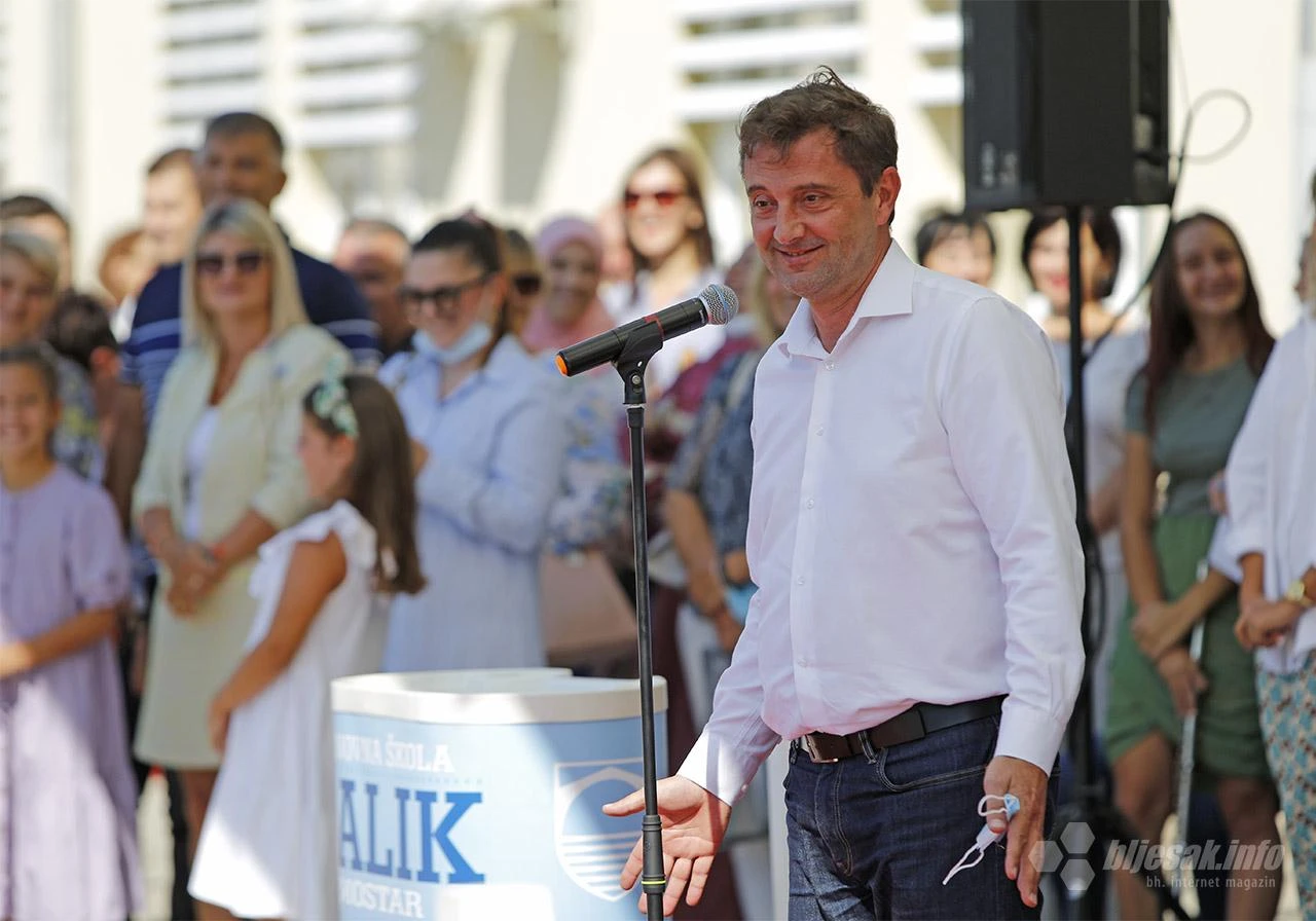 'Preslatki ste' - Ljudi iz vlasti s djecom u klupama 