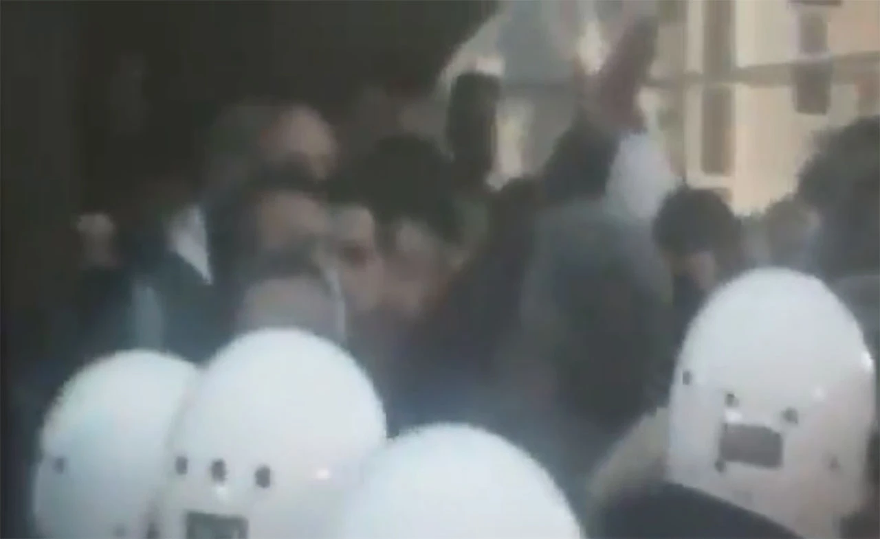 Objavljena snimka sukoba policije i demonstranata, uhićen savjetnik predsjednika