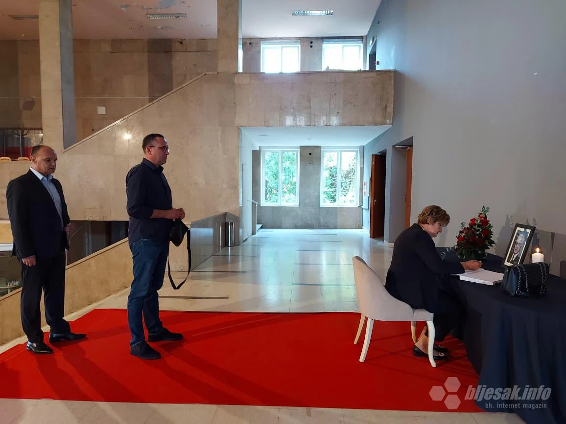 Oproštaj u Mostaru: Upis u Knjigu žalosti i komemoracija za Bešlića