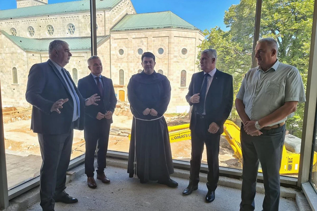 Čović i Milas posjetili Franjevački samostan u Širokom Brijegu