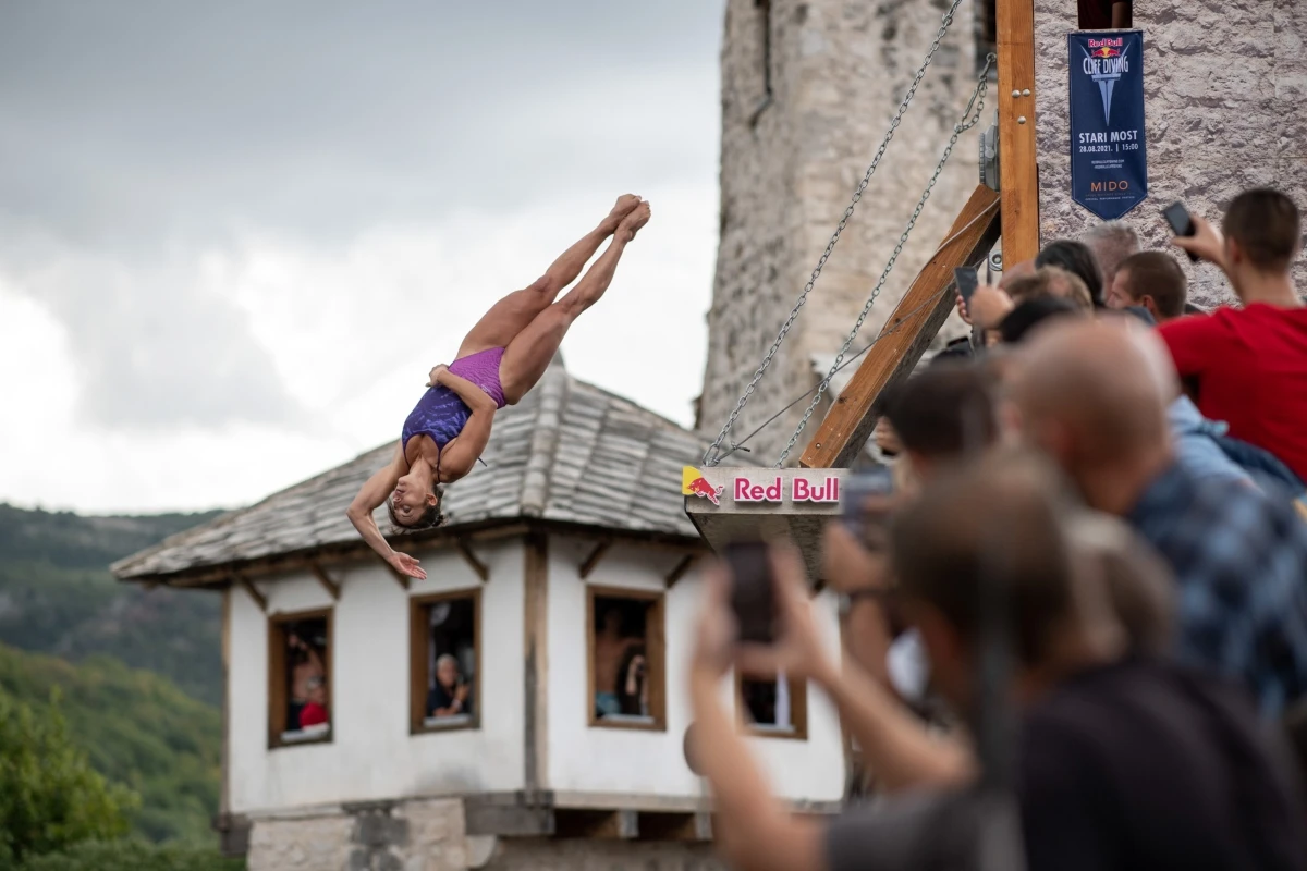 Sjajan nastavak Red Bull Cliff Divinga u Mostaru uprkos kiši, sutra veliko finale