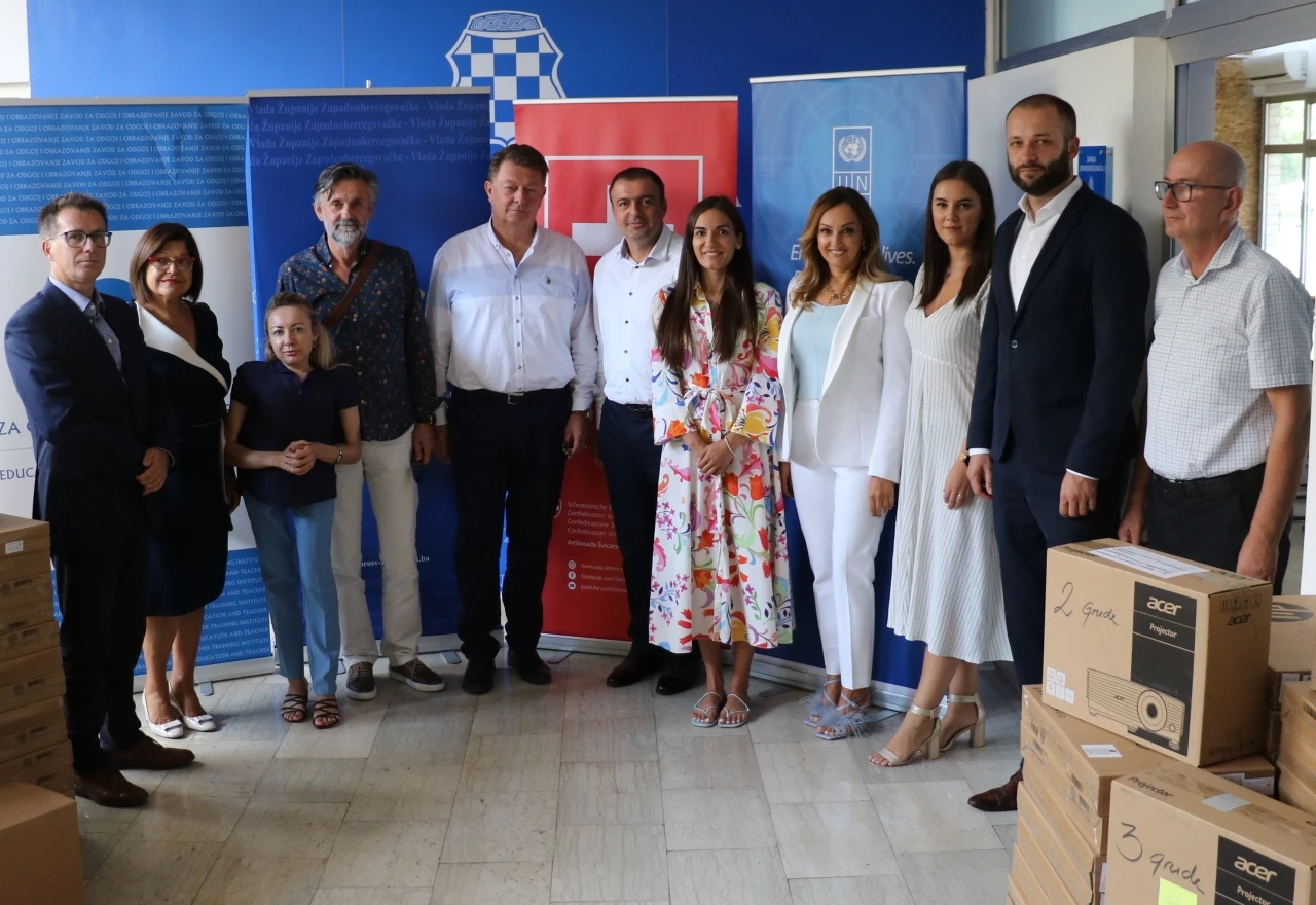 Ravnateljima srednjih strukovnih škola uručena računalna oprema