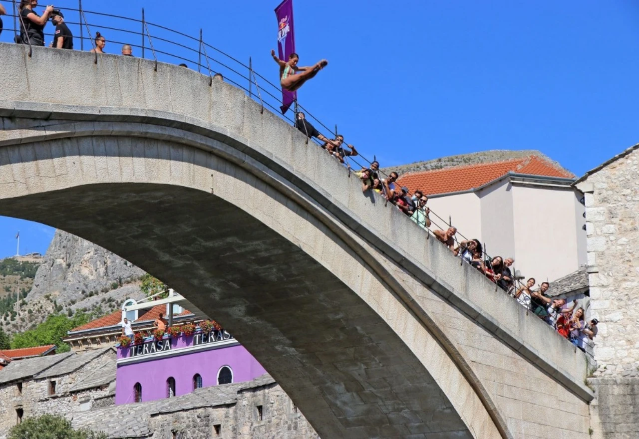 'Crveni bikovi' poletjeli sa Starog mosta