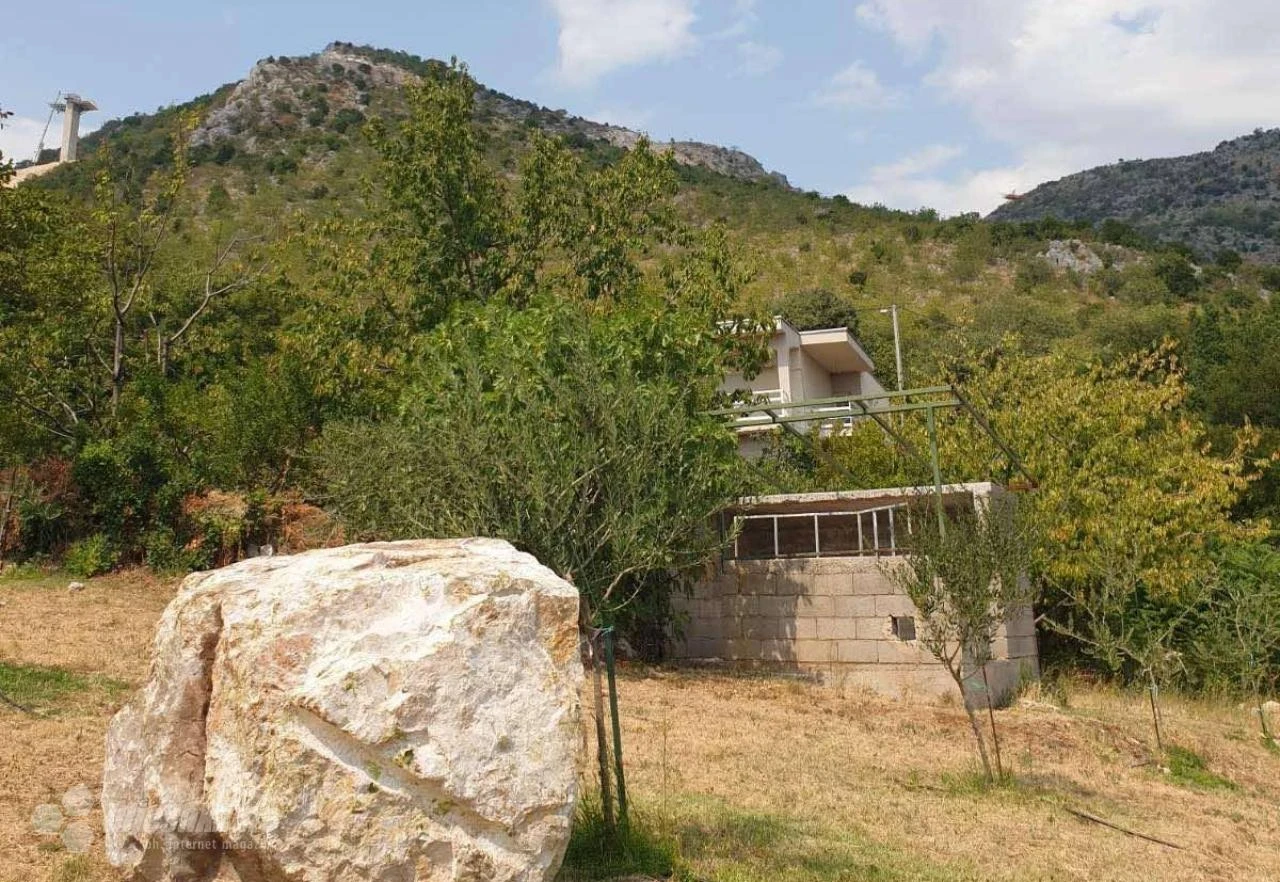 Stijena teška više stotina kilograma pala u dvorište obiteljske kuće