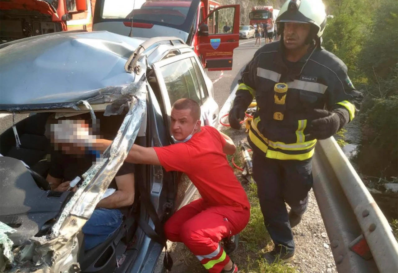 Vatrogasci izvlačili ozlijeđene iz auta na M-17