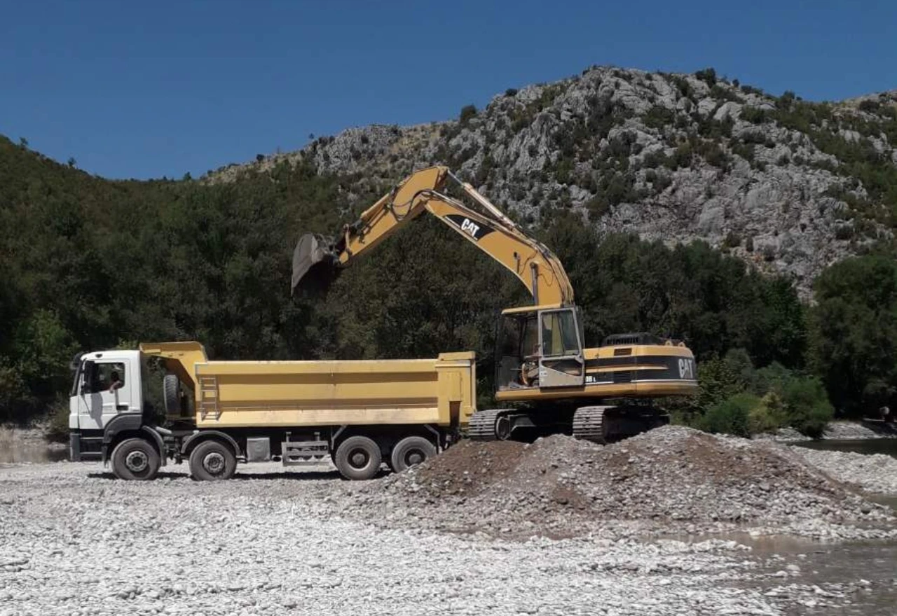 Neretvom ponovno divljaju bageri, nadležni šute