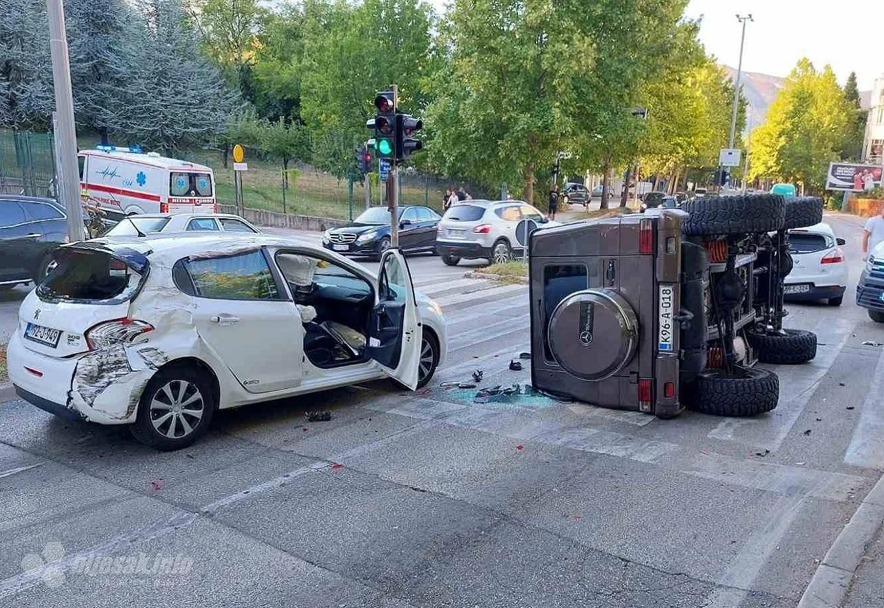 Mostar: Troje ozlijeđenih  u lančanom sudaru - G klasa završila na boku