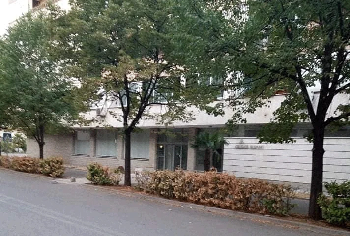 Osušena lovorvišnja  ispred Galerije Aluminij